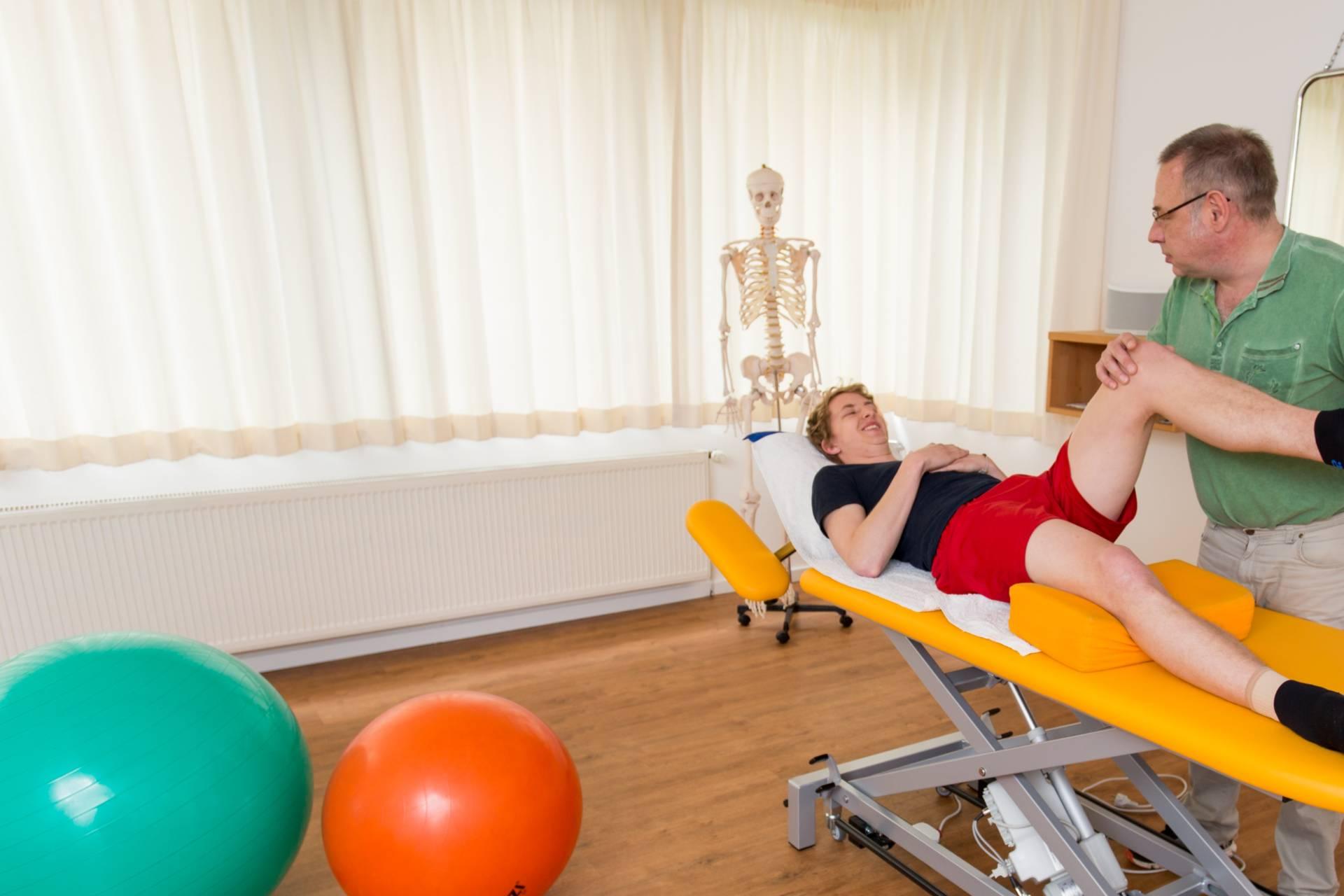 Behandlung eines Patienten auf der Therapieliege